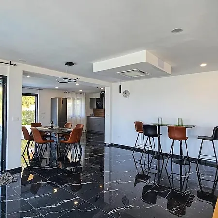 Lamar Super Views In Villa